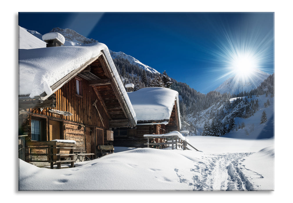 Verschneite Alpenhütte, Glasbild