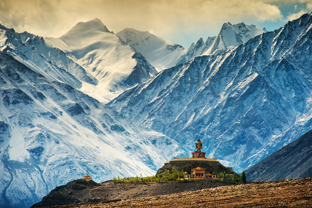 Tempel an Bergen in Tibet, Glasbild