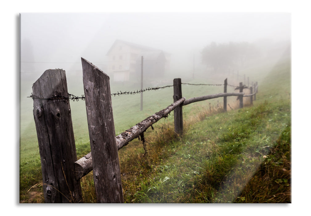 Holzzaun auf Wiese, Glasbild