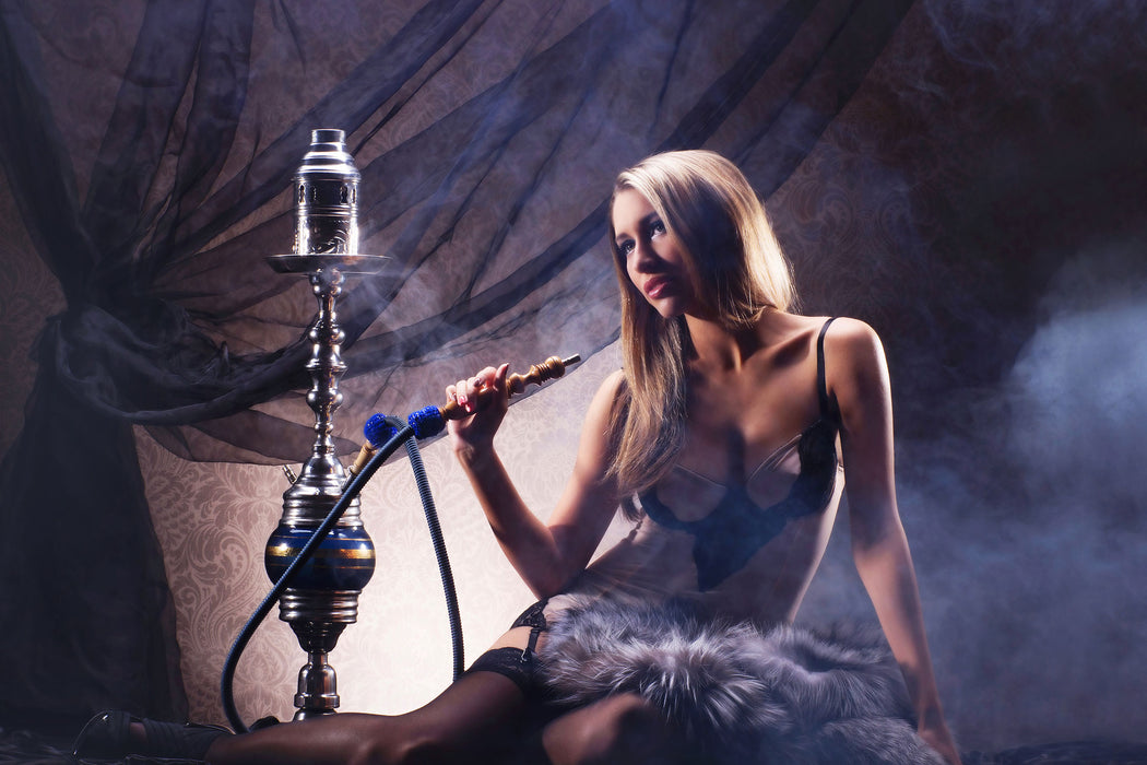 Schöne Frau mit Shisha, Glasbild