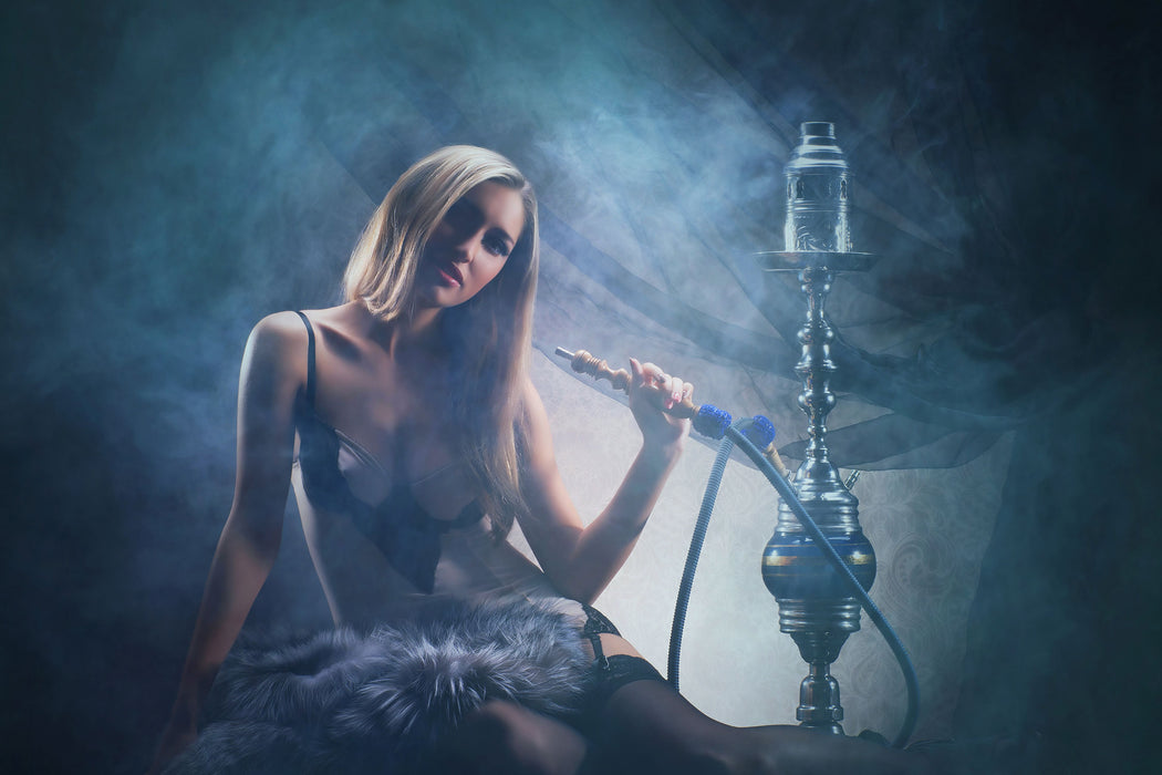 Frau mit Shisha im Nebel, Glasbild