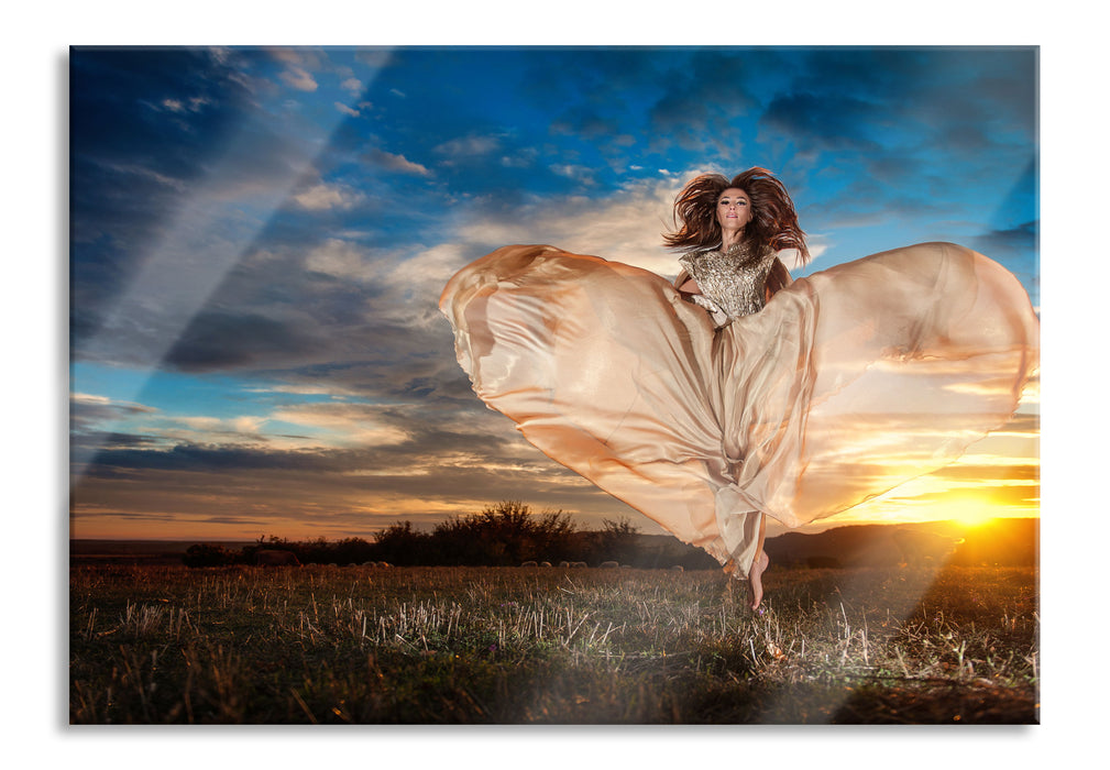 Frau mit Kleid bei Sonnenuntergang, Glasbild