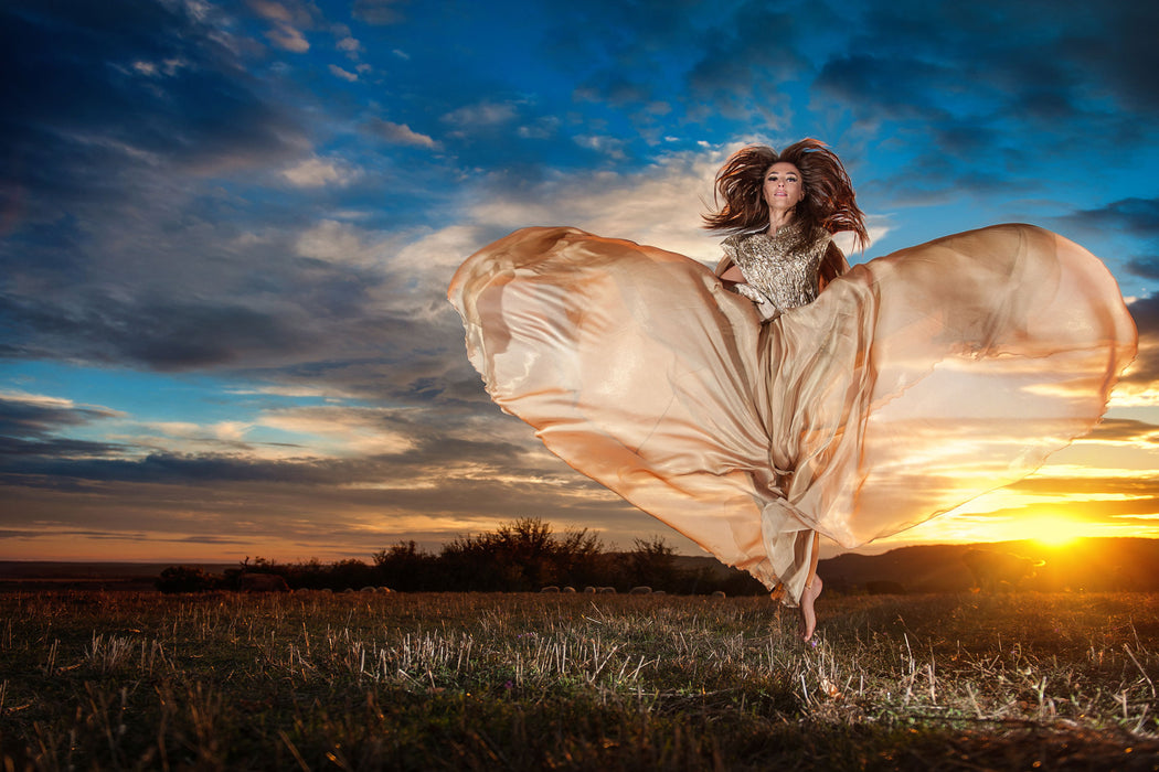 Frau mit Kleid bei Sonnenuntergang, Glasbild