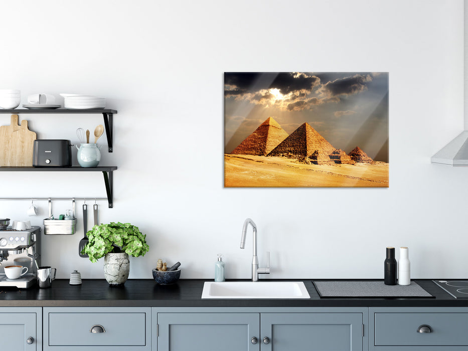 Pyramiden von Gizeh im Sonnenlicht, Glasbild