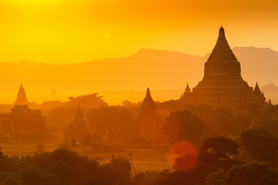 Buddha Tempel im Sonnenuntergang, Glasbild