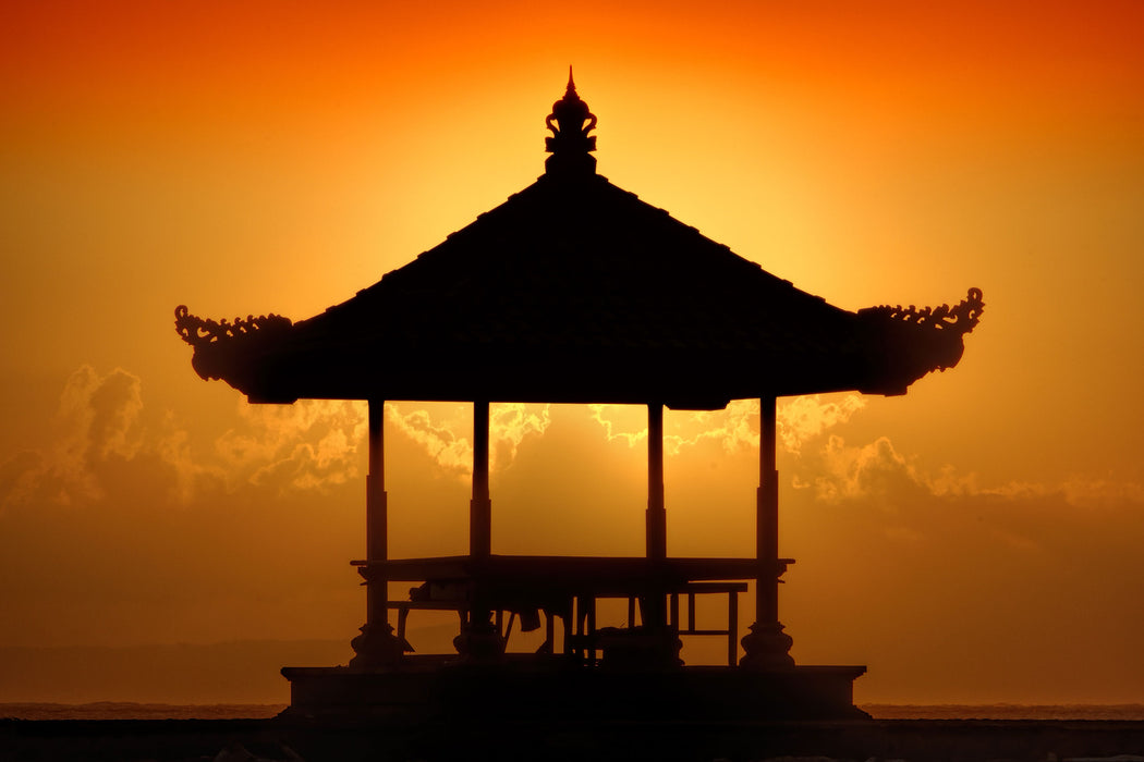 Pagode in Bali im Sonnenuntergang, Glasbild