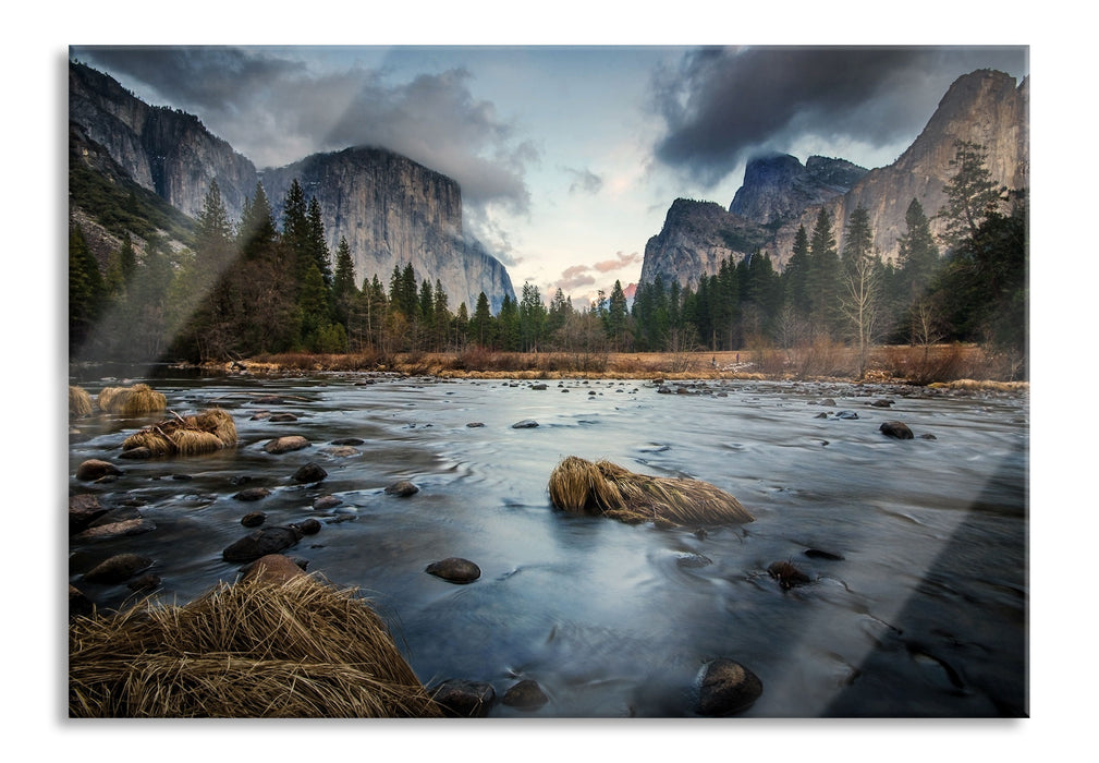 Seichter Fluss im Herbst, Glasbild