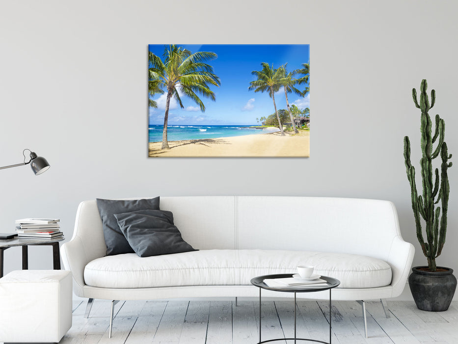 Wunderschöner Strand mit Palmen, Glasbild