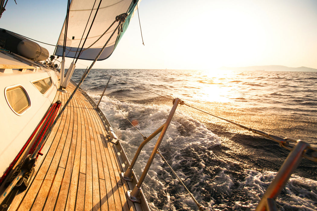 Segelboot im Meer, Glasbild