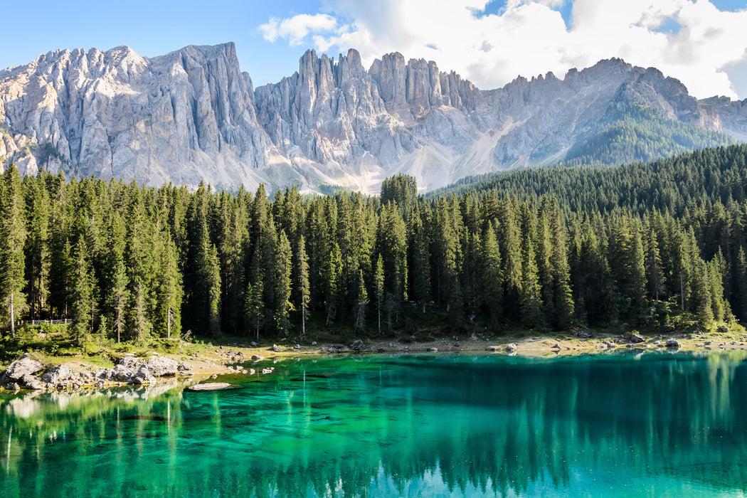 Wunderschöner klarer Bergsee, Glasbild