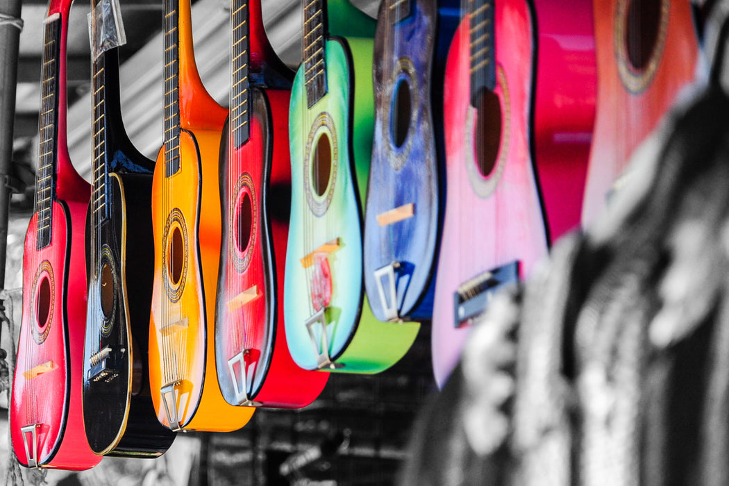 klassische Gitarren auf dem Markt, Glasbild