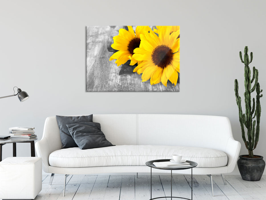 schöne Sonnenblumen auf Holztisch, Glasbild