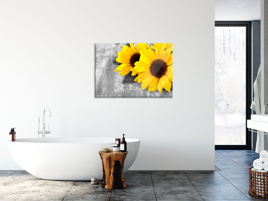 schöne Sonnenblumen auf Holztisch, Glasbild