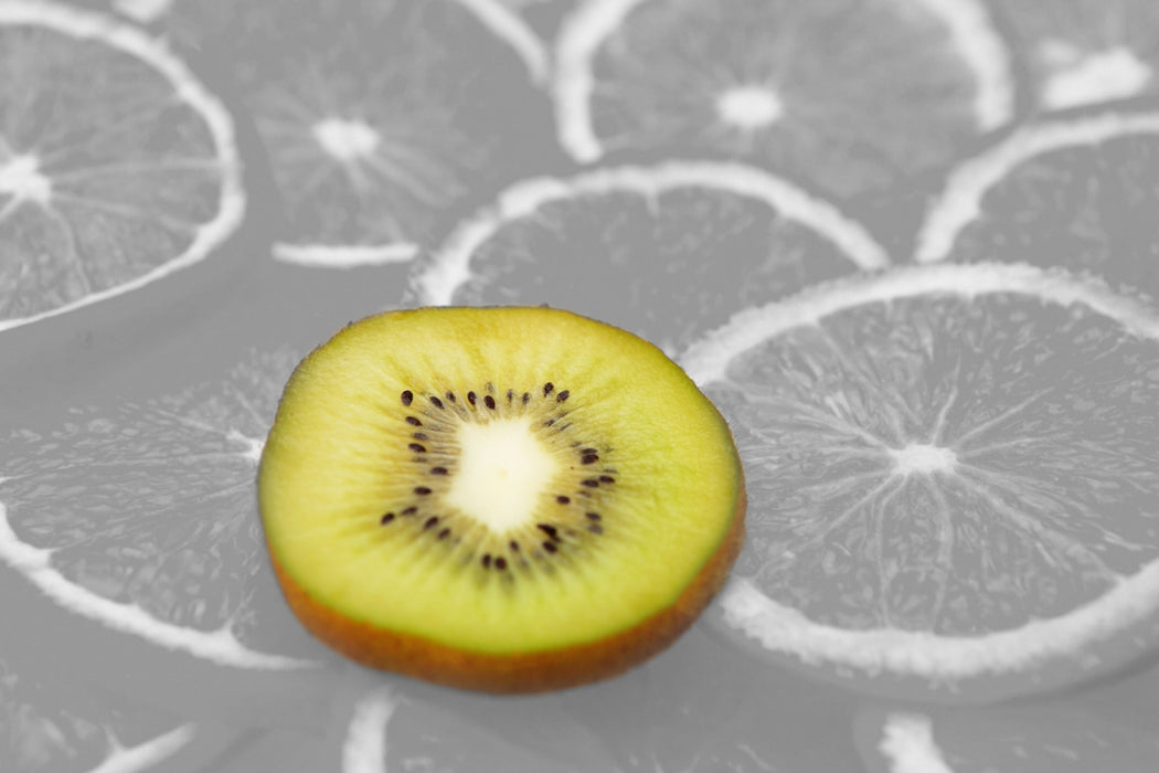 einsame Kiwi auf Orangenscheiben, Glasbild