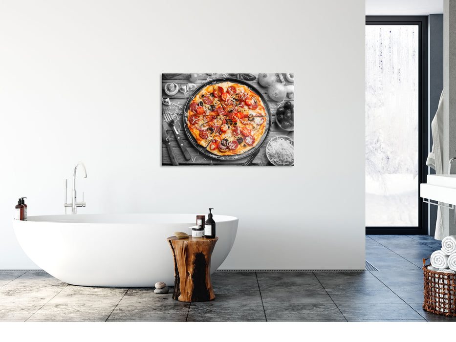 Pizza auf Pizzablech, Glasbild