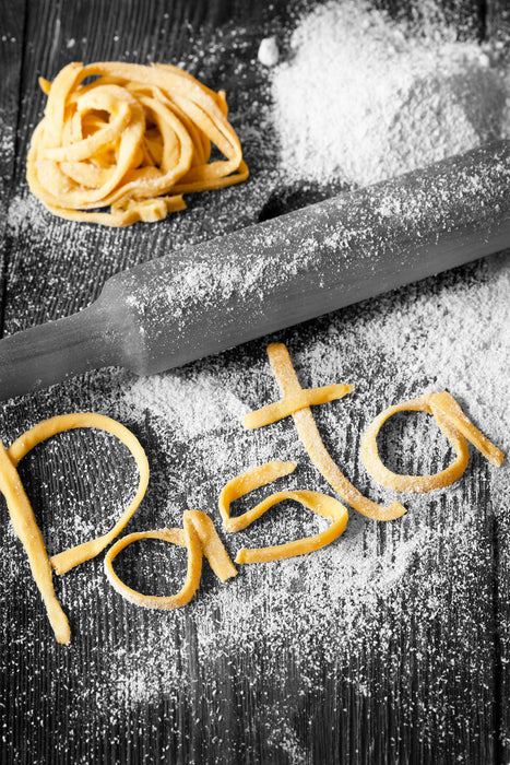 Pasta vor Nudelholz, Glasbild