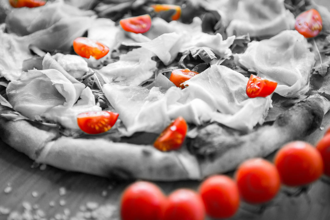 Pizza mit Schinken und Tomaten, Glasbild