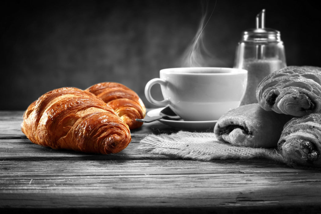 Croissants mit frischem Kaffee, Glasbild