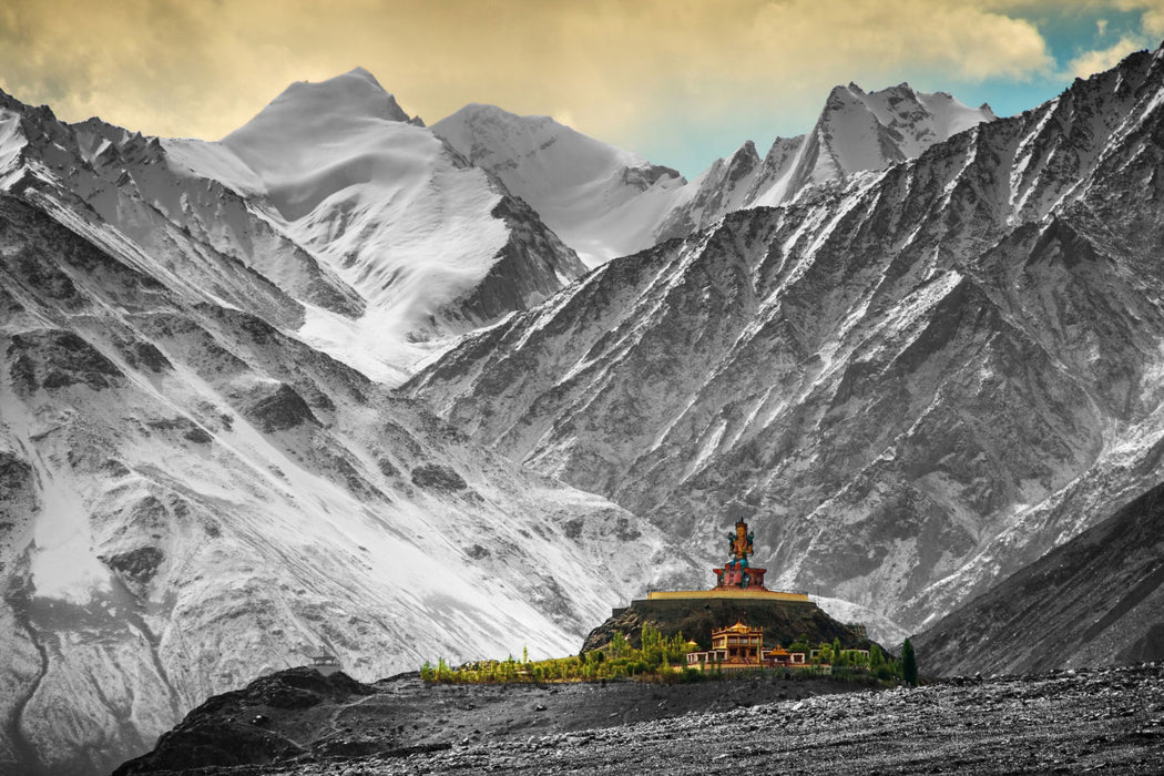 Tempel in den Bergen von Tibet, Glasbild