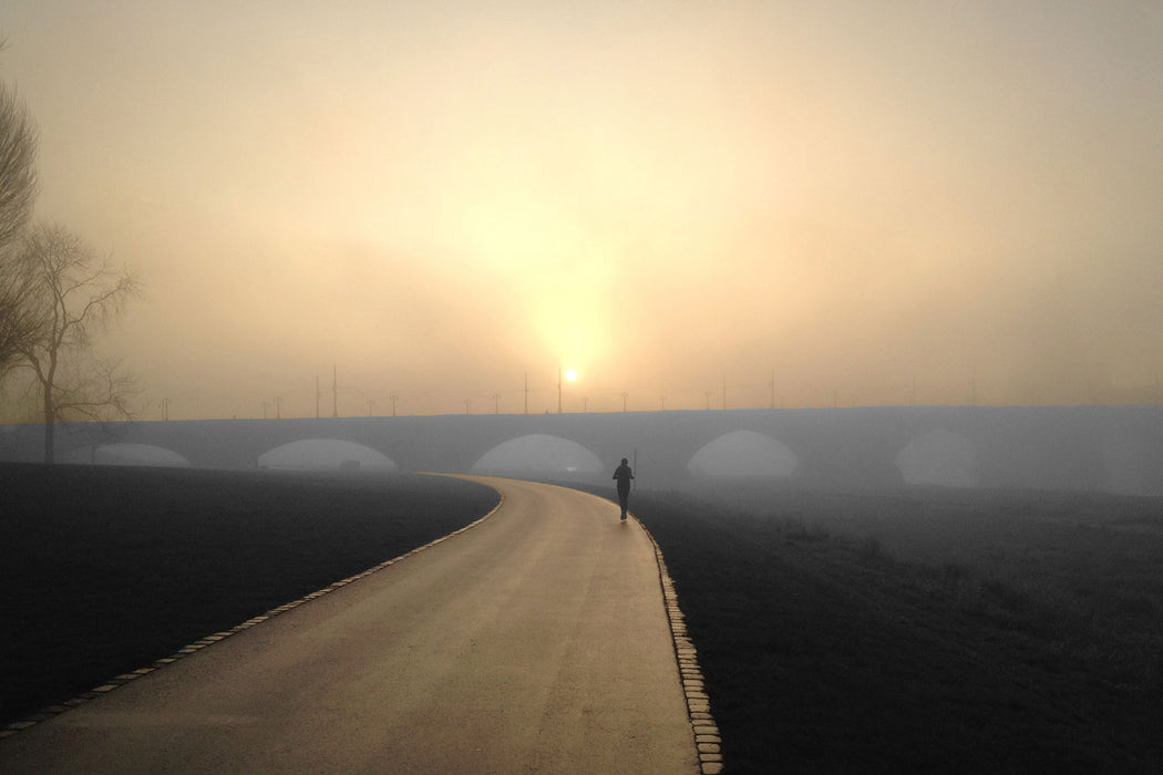 Joggerin vor Brücke, Glasbild