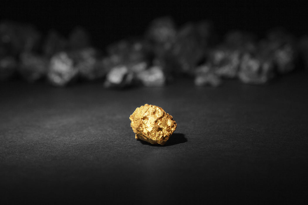 Goldnugget im Vordergrund, Glasbild