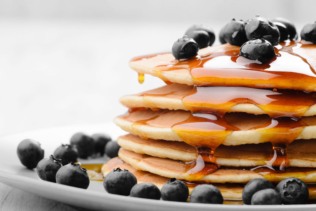 Pancakes mit Sirup und Blaubeeren, Glasbild