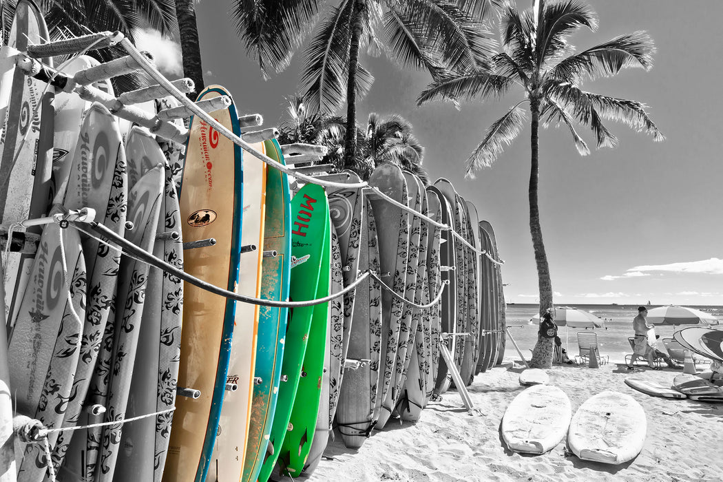 bunter Surfboards am Strand, Glasbild