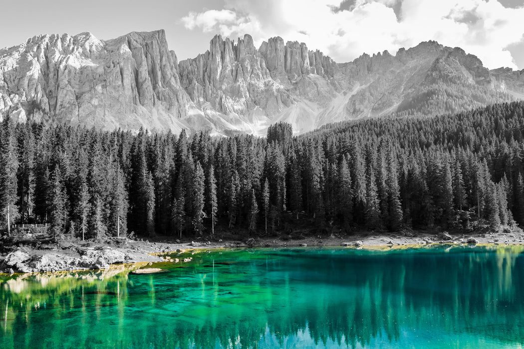 schöner klarer Bergsee, Glasbild