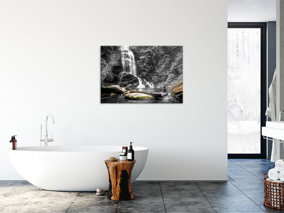 schöner Wasserfall mit Steinturm, Glasbild