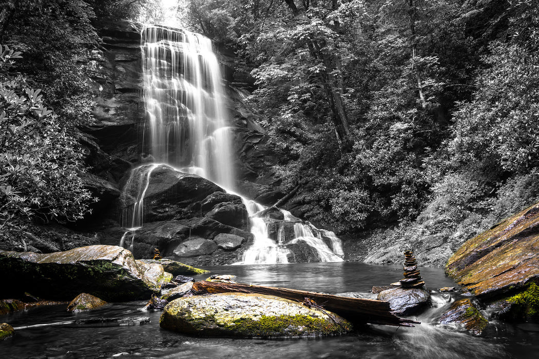 schöner Wasserfall mit Steinturm, Glasbild