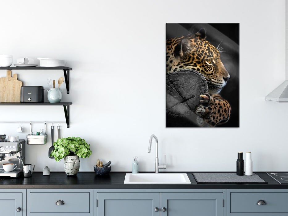 prächtiger Leopard auf Stamm, Glasbild