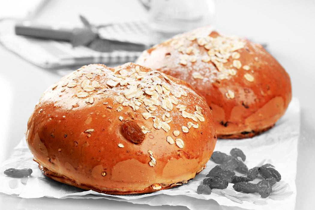 Rosinenbrötchen mit Hafer, Glasbild