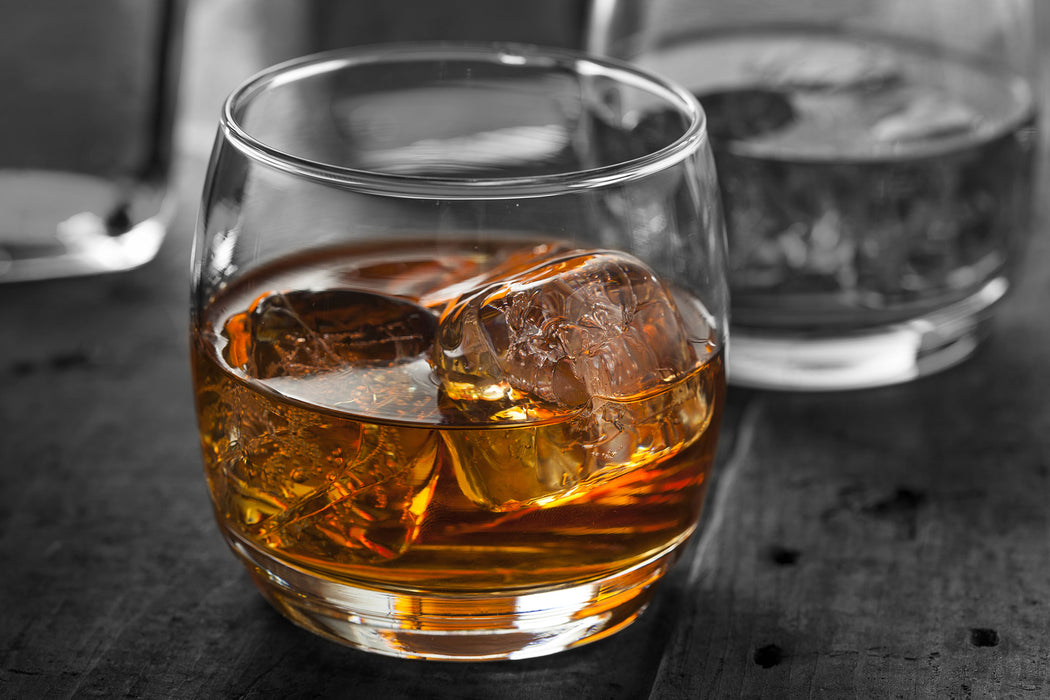 Gekühlter Whiskey im Glas, Glasbild