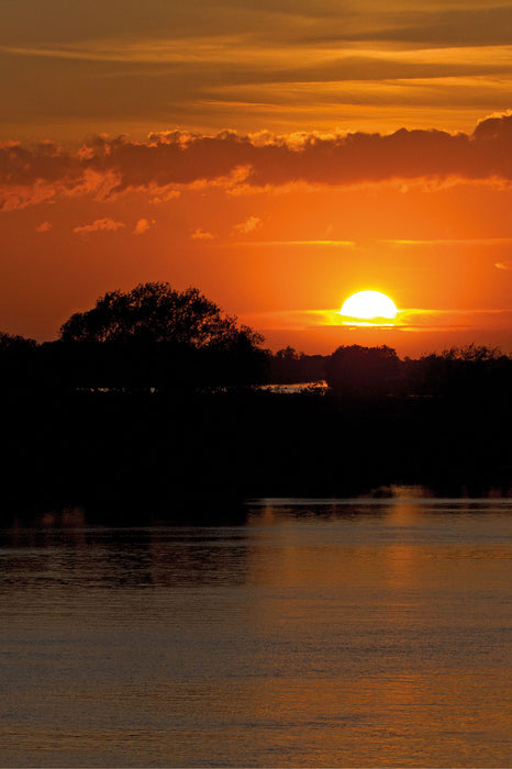 Sonnenuntergang über Fluss, Glasbild