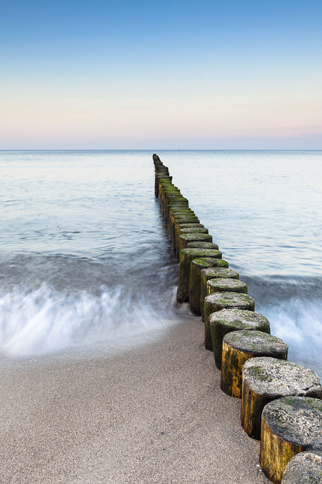 Wellenbrecher im Meer, Glasbild