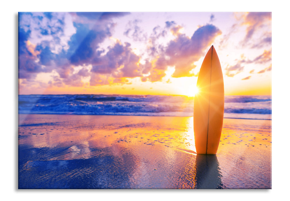 Surfbrett am Strand, Glasbild