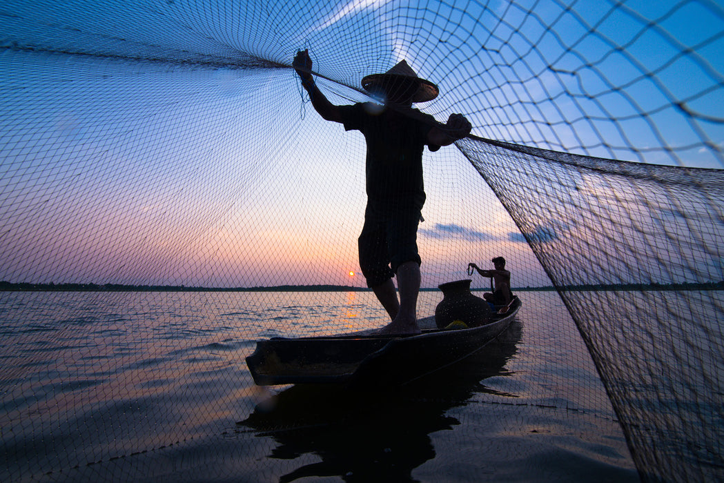 Fischer wirft sein Netz, Glasbild