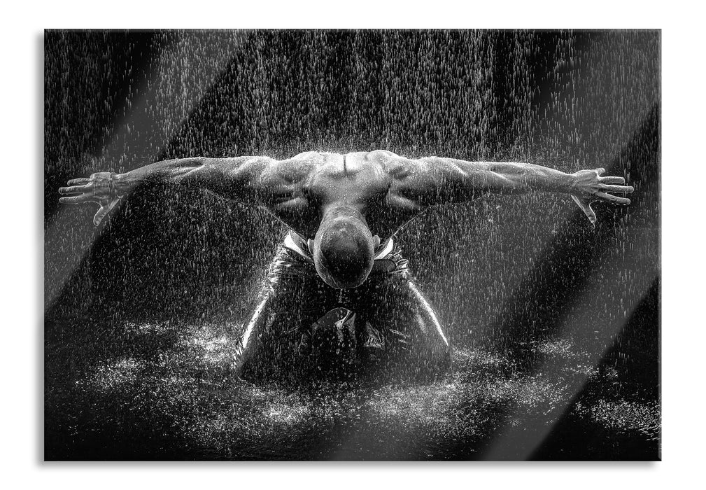 Bodybuilder im Regen Kunst B&W, Glasbild