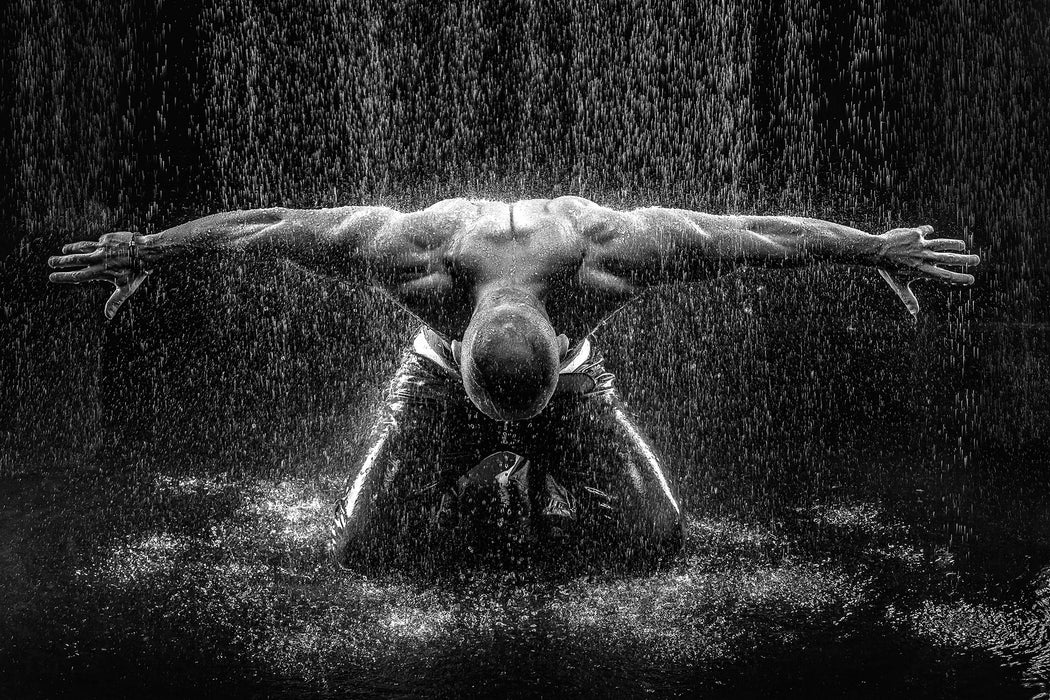 Bodybuilder im Regen Kunst B&W, Glasbild