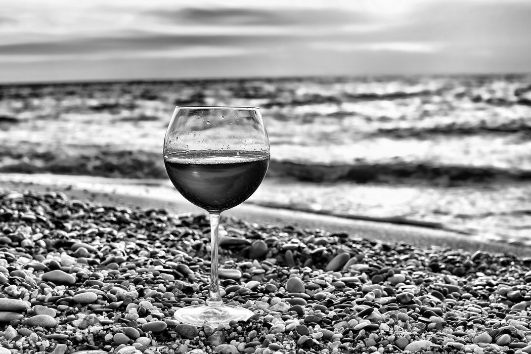 Weinglas am Strand, Glasbild