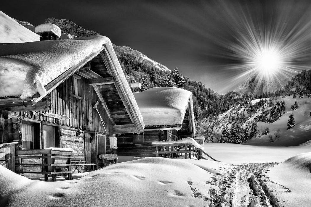 Verschneite Alpenhütte, Glasbild