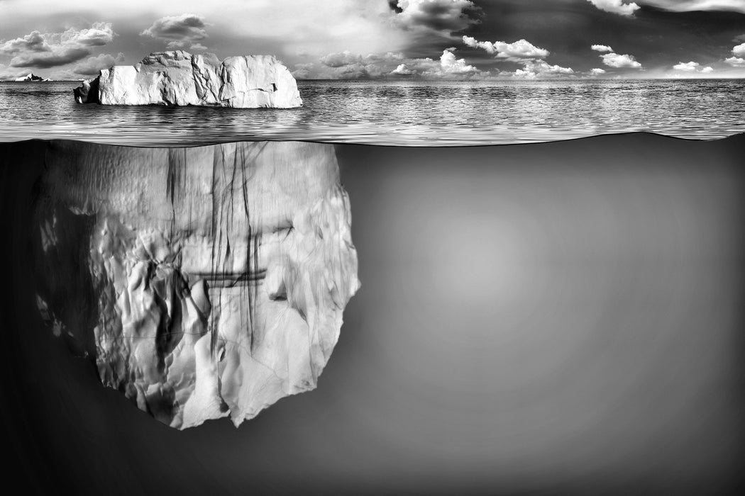 Riesiger Eisberg unter Wasser, Glasbild