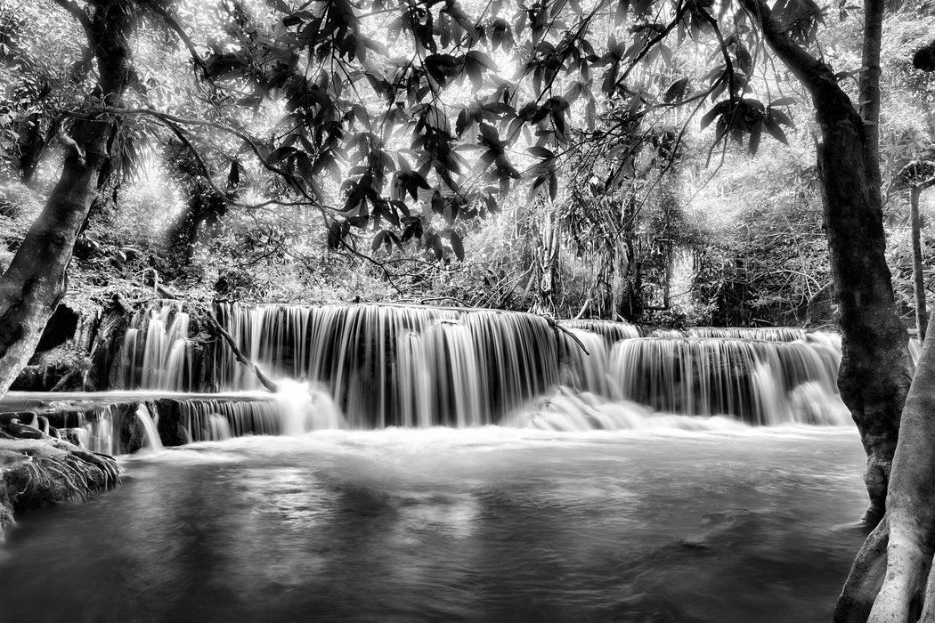 Kleiner Wasserfall im Dschungel, Glasbild