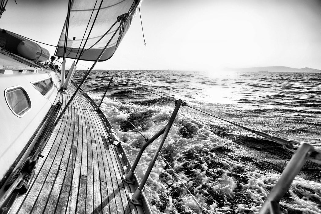 Segelboot im Meer, Glasbild