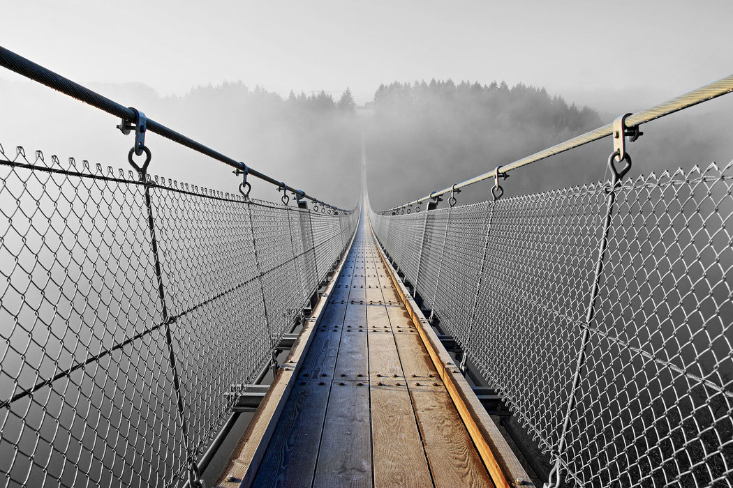 Hängeseilbrücke im Nebelschimmer, Glasbild