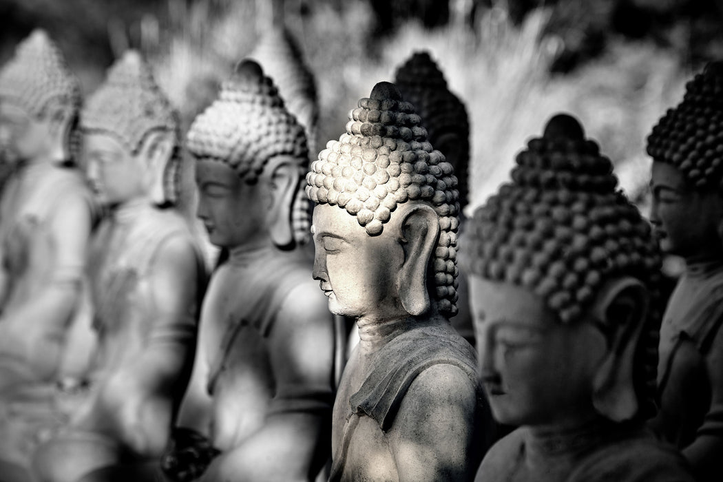 Buddha-Statuen in einer Reihe, Glasbild