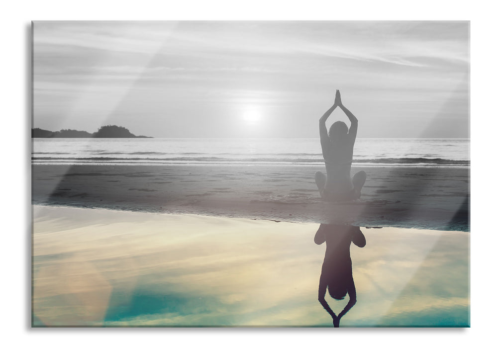 Pixxprint Frau in einer Yogapose am Strand, Glasbild