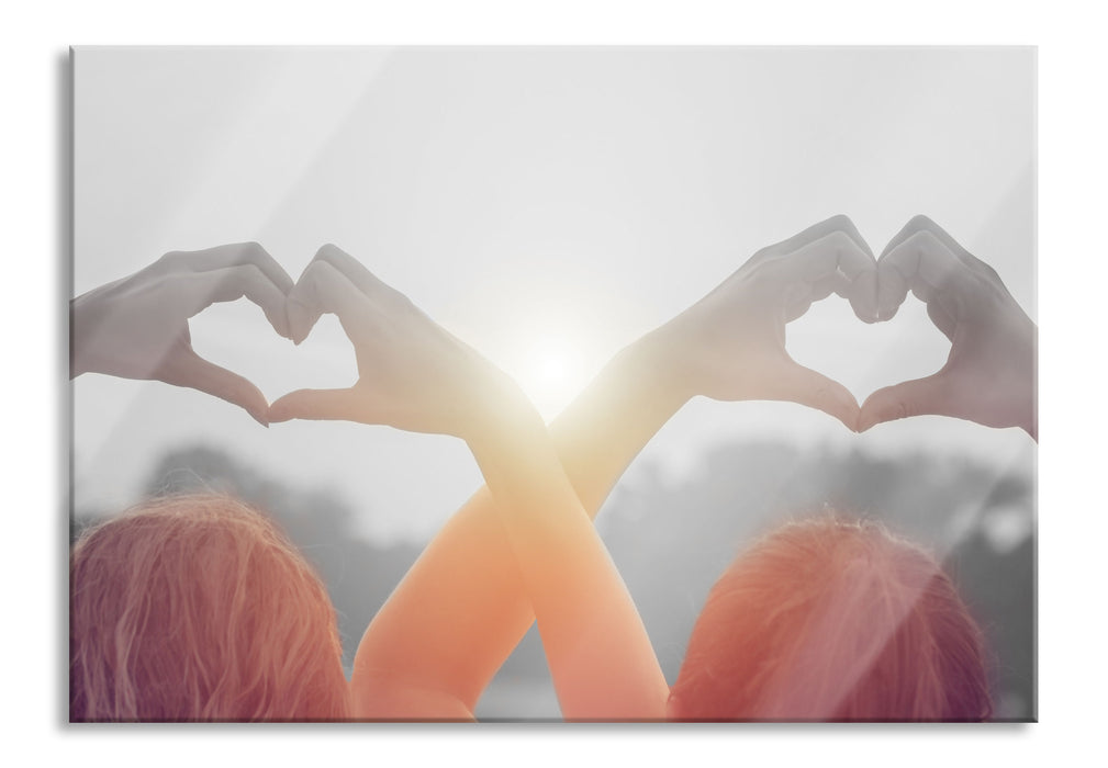 Pixxprint Zwei Mädchen zeigen Herzmotiv, Glasbild