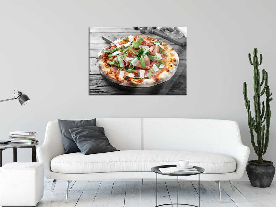 Prosciutto Pizza auf Holztisch, Glasbild