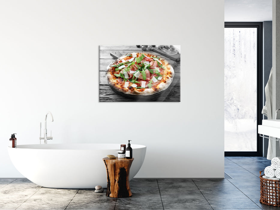 Prosciutto Pizza auf Holztisch, Glasbild